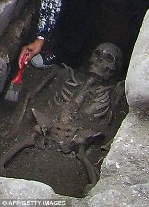Una barra de hierro fue enterrada junto al “esqueleto del vampiro” de Sozopol para evitar su resurrección - kenhthoisu.net