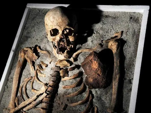 Una barra de hierro fue enterrada junto al “esqueleto del vampiro” de Sozopol para evitar su resurrección - kenhthoisu.net