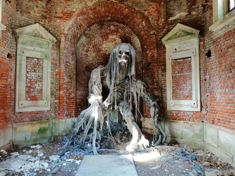El demonio y su oscura presencia en un mausoleo abandonado, Polonia - Lugares abandonados