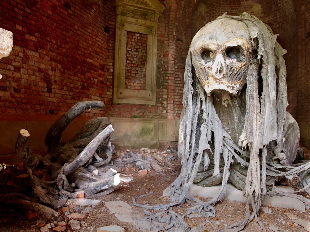 El demonio y su oscura presencia en un mausoleo abandonado, Polonia - Lugares abandonados