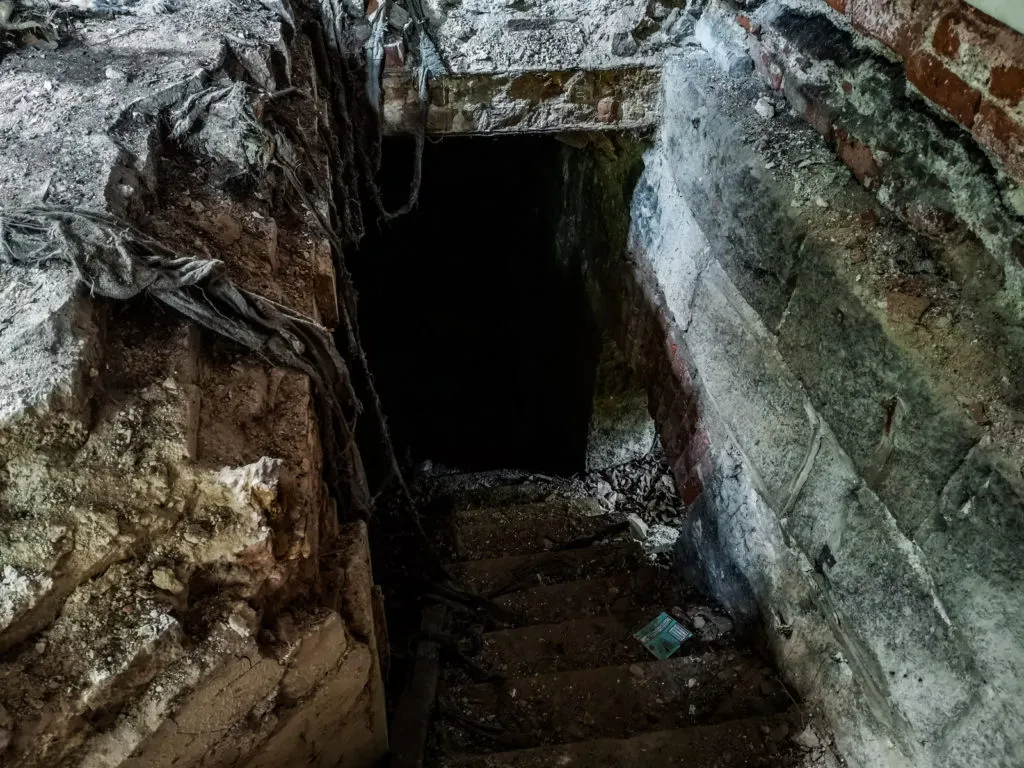 El demonio y su oscura presencia en un mausoleo abandonado, Polonia - Lugares abandonados