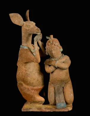 Figura de cerámica maya de 1.500 años de antigüedad con casco removible, hallada en El Perú-Waka, Petén, Guatemala. - Trabajo Para el Mundo