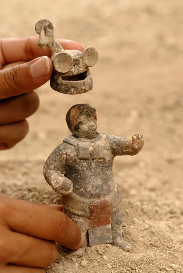 Figura de cerámica maya de 1.500 años de antigüedad con casco removible, hallada en El Perú-Waka, Petén, Guatemala. - Trabajo Para el Mundo