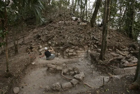 Figura de cerámica maya de 1.500 años de antigüedad con casco removible, hallada en El Perú-Waka, Petén, Guatemala. - Trabajo Para el Mundo