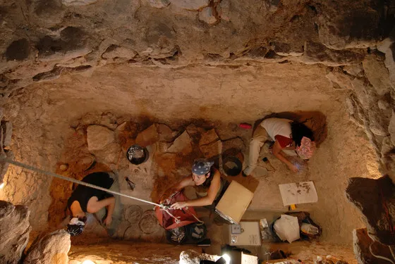 Figura de cerámica maya de 1.500 años de antigüedad con casco removible, hallada en El Perú-Waka, Petén, Guatemala. - Trabajo Para el Mundo