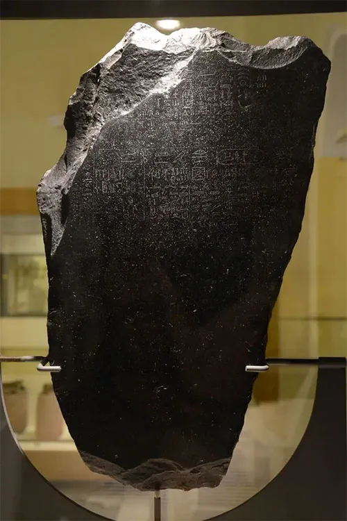 El misterio de la Piedra de Palermo: ¿Evidencia de antiguos astronautas en Egipto?