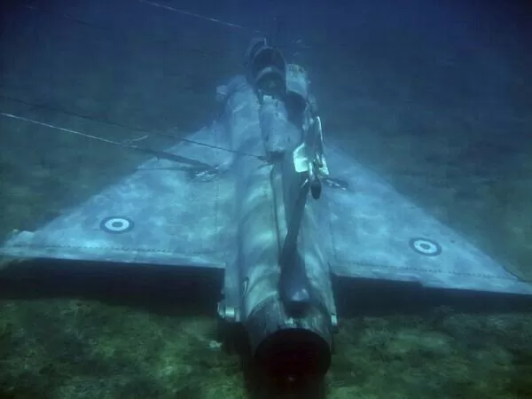 🌎 Descubrir un misterioso avión gigante aún intacto en lo profundo del Triángulo de las Bermudas dentro del avión es realmente aterrador - Luxury Blog