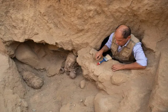 Los arqueólogos creen haber resuelto el misterio de por qué esta momia “petrificada” de 1.000 años de antigüedad se cubre el rostro