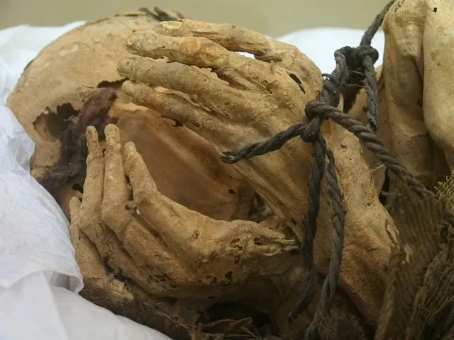 Los arqueólogos creen haber resuelto el misterio de por qué esta momia “petrificada” de 1.000 años de antigüedad se cubre el rostro