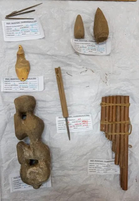 Los arqueólogos creen haber resuelto el misterio de por qué esta momia “petrificada” de 1.000 años de antigüedad se cubre el rostro