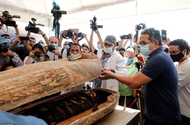 Incredible discovery: 13 intact 2,500-year-old coffins discovered in Saqqara - Luxury Blog