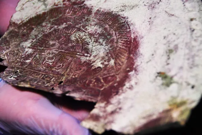 Ancient Peruvian Death Mask From 10,000 BC? It's Made Of Unearthly Material!