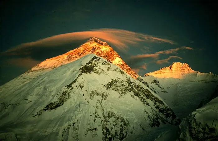 Mystery of hollow structures and treasures inside the Himalayas