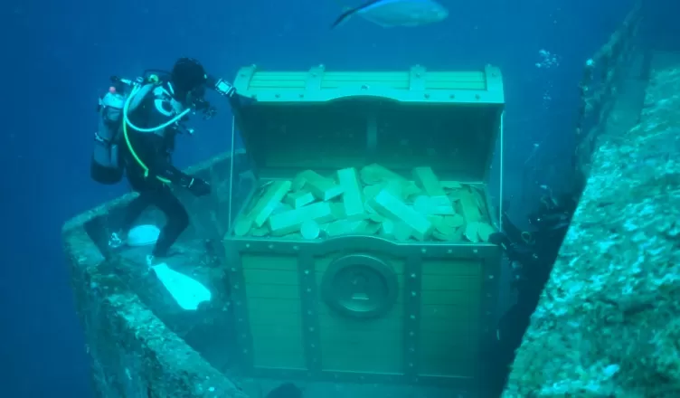 THEY FOUND IT! Explorers have finally located an ancient pirate treasure chest found in a 308-year-old shipwreck. - Luxury Blog