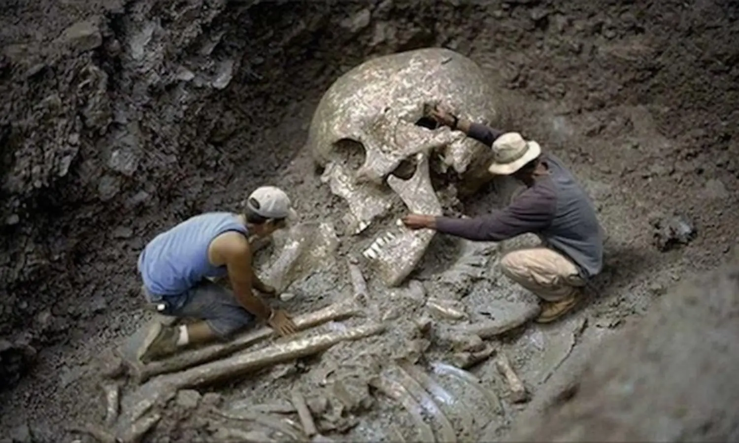 Breaking News: The Chilling Truth Revealed – Humanity’s Dark Past of Brutal Torture Against a Tribe of Giants Exposed