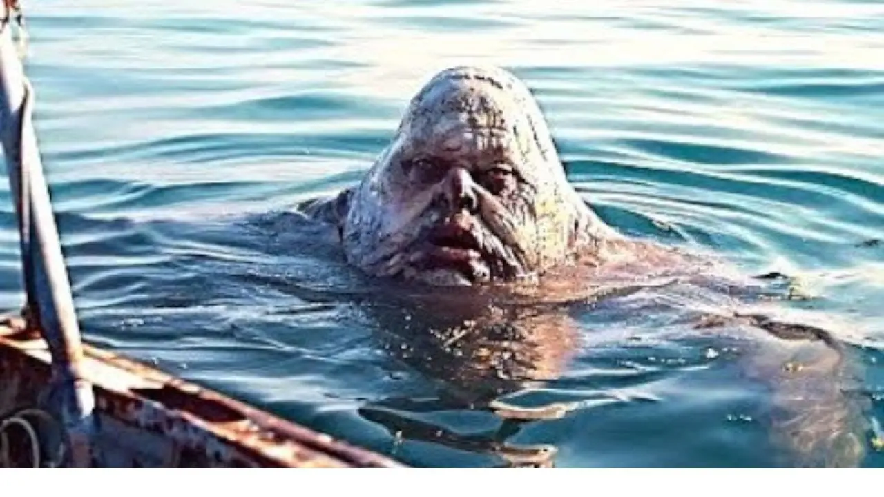 Sensational: Mysterious sea creature spotted near fishing boat – World stunned by mysterious monster!