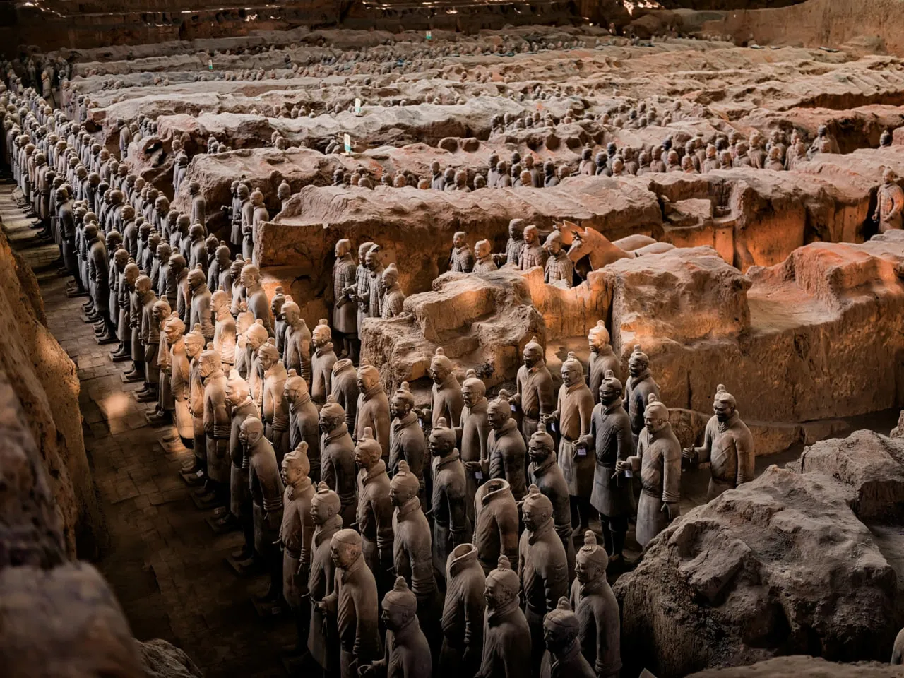 Shocking: In 1974, a farmer in Xi’an, China, accidentally unearthed the astonishing Terracotta Army – more than 8,000 clay soldiers buried for 2,200 years.