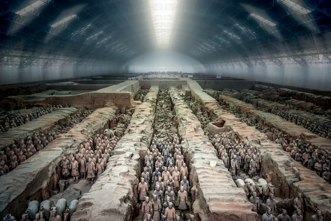 Shocking: In 1974, a farmer in Xi’an, China, accidentally unearthed the astonishing Terracotta Army – more than 8,000 clay soldiers buried for 2,200 years.
