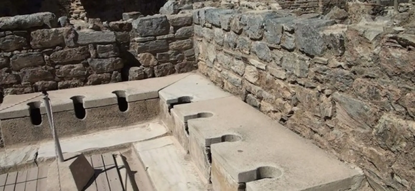Historia de las letrinas públicas en la antigua Roma