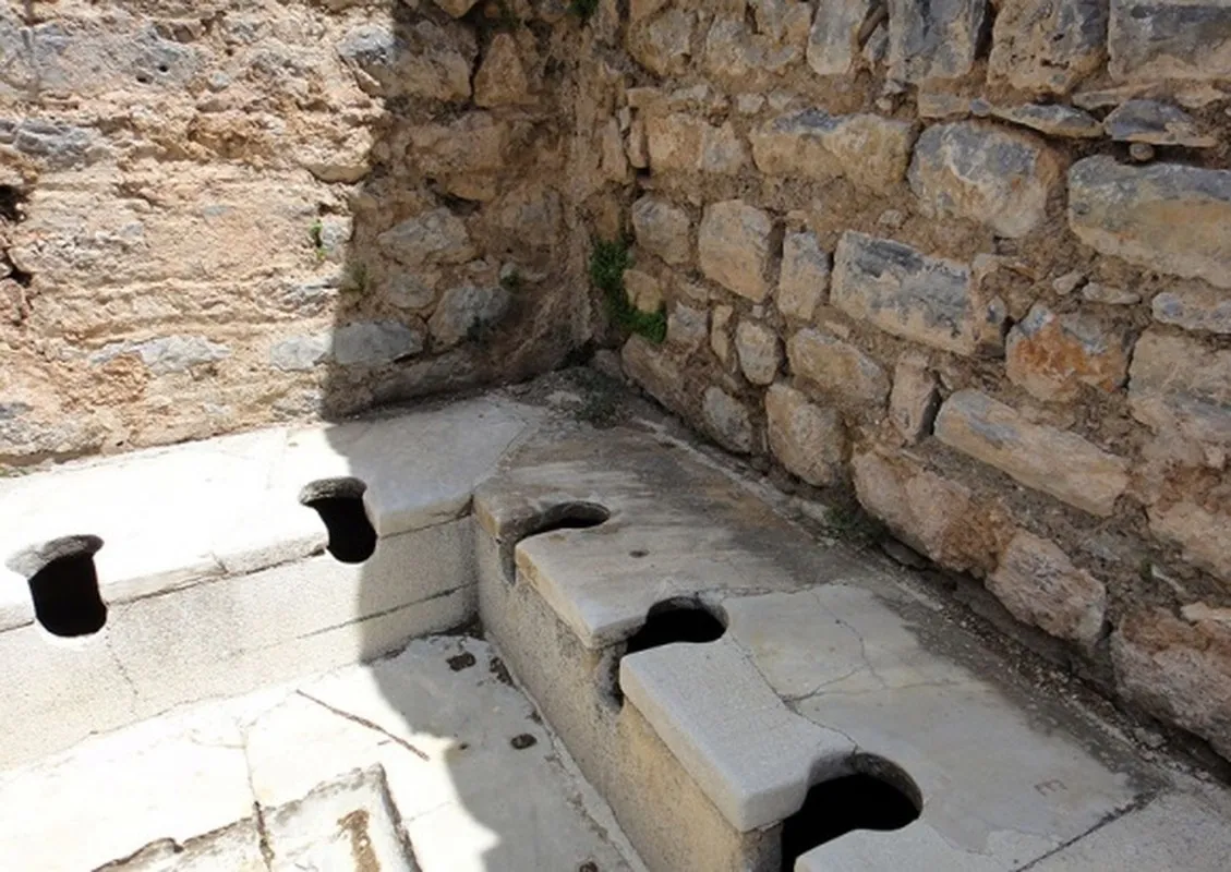 Historia de las letrinas públicas en la antigua Roma