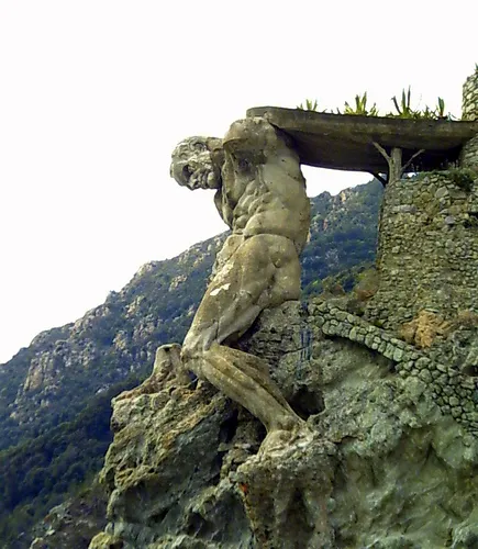Get Ready! The Amazing ‘Il Gigante’ Awaits You in Monterosso al Mare, Italy! 😮