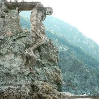Get Ready! The Amazing ‘Il Gigante’ Awaits You in Monterosso al Mare, Italy! 😮