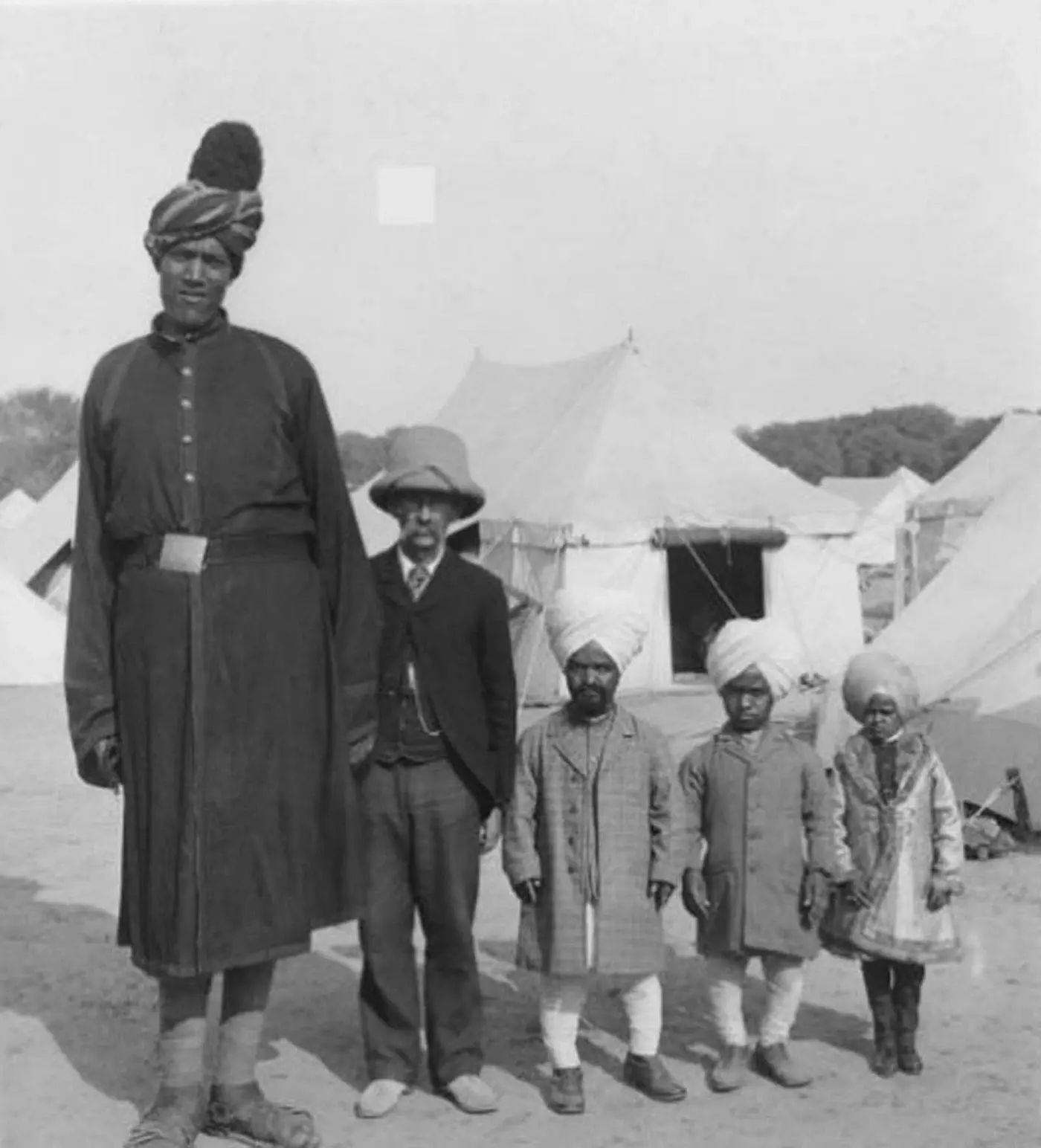 The Shocking Spectacle! Kashmiri Giants Surprise the Delhi Durbar of 1903! 😱