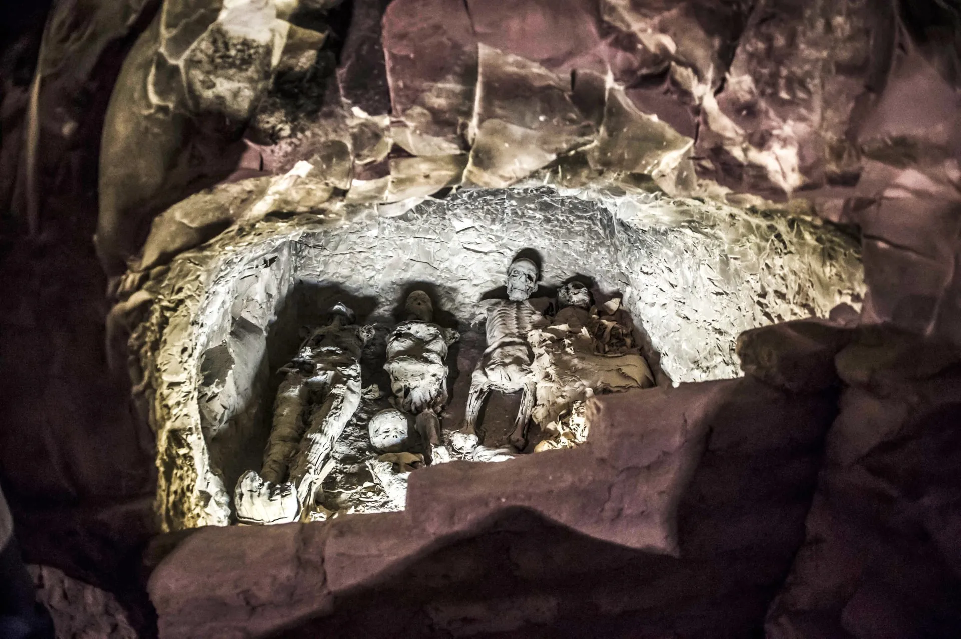 WORLDWIDE SHOCK! Secret Tomb with Over 40 Mummies Buried Discovered: Archaeologists Are in Shock!