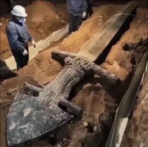 Breaking News! Archaeologists discover colossal swords from a 3,000-year-old civilization in Türkiye, fueling theories about massive warriors from the ancient past