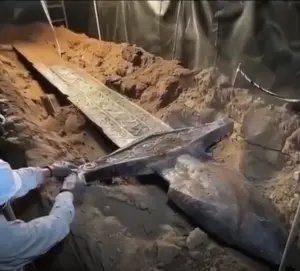 Breaking News! Archaeologists discover colossal swords from a 3,000-year-old civilization in Türkiye, fueling theories about massive warriors from the ancient past