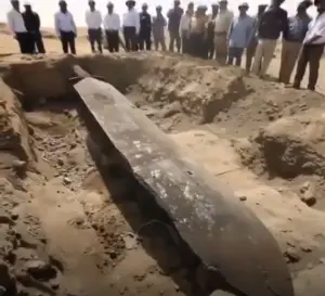 Breaking News! Archaeologists discover colossal swords from a 3,000-year-old civilization in Türkiye, fueling theories about massive warriors from the ancient past