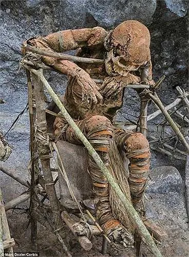 Shocking Discovery: Mummy Found on a Cryptic Throne Unveils Connection to the Spirit Realm