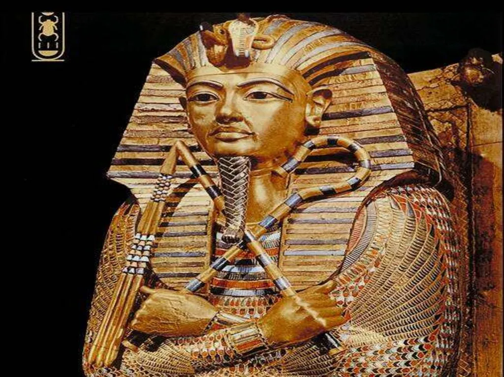 Stunning Discovery: 3,000-Year-Old Golden Coffin and Its Eerie Mummy Unearthed by the Egyptian Pyramids