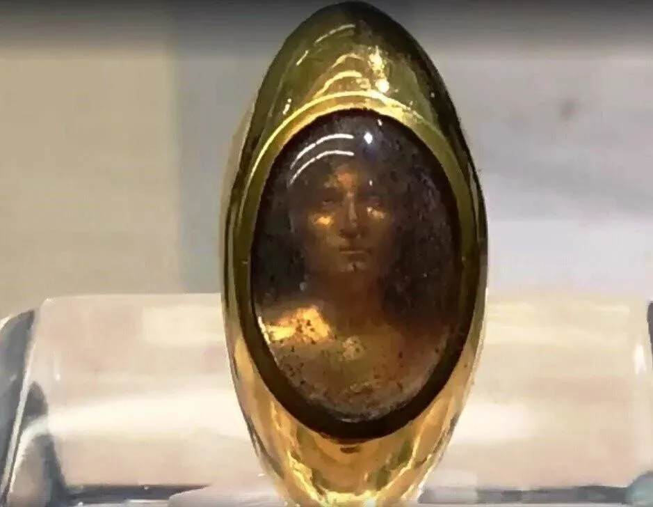  Centuries of Light: Unraveling the Enigma of Carvilio’s Legendary Hologram Ring