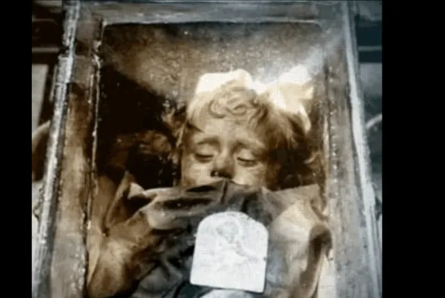 The girl from the 1920s who defies time in the enigmatic catacombs of Palermo.