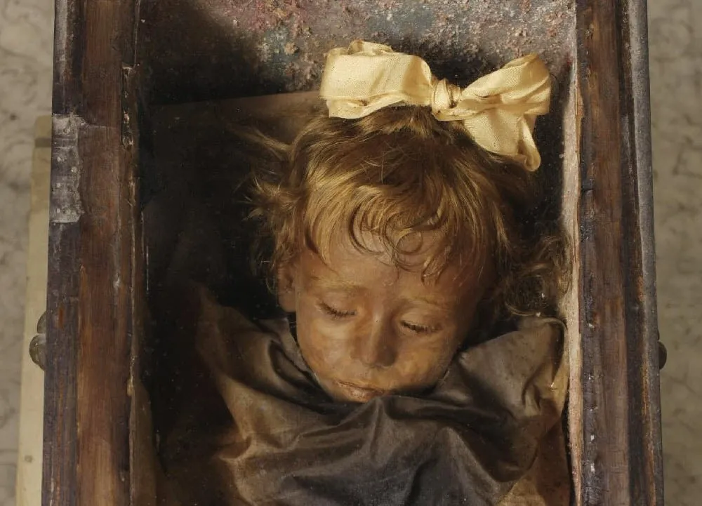 The girl from the 1920s who defies time in the enigmatic catacombs of Palermo.