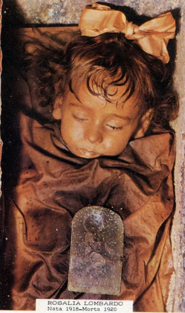 The girl from the 1920s who defies time in the enigmatic catacombs of Palermo.