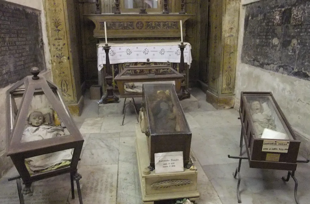 The girl from the 1920s who defies time in the enigmatic catacombs of Palermo.