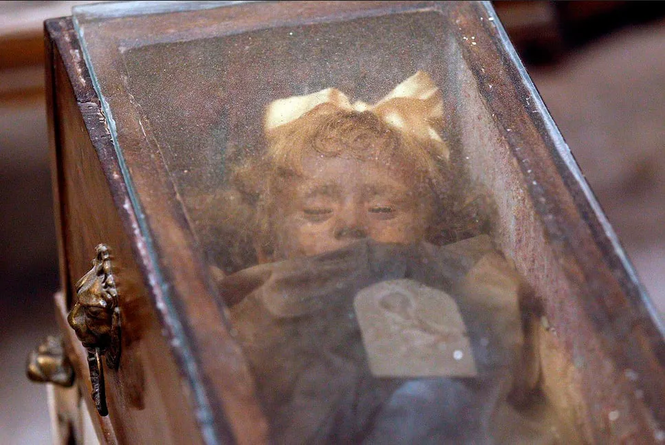 The girl from the 1920s who defies time in the enigmatic catacombs of Palermo.