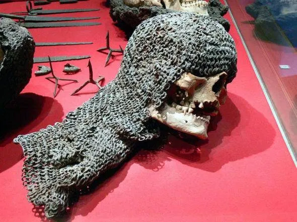 Unearthing the Past: The Discovery of a Medieval Woman in Armor Unveils a Tale of Strength and Intrigue