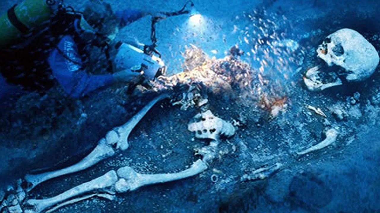 Unearthing the Unknown: Mysterious Skeleton Found in Ancient Shipwreck Under the Sea