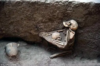 Haunting Find: Archaeologists Unearth the Skeletons of a Pregnant Mother and Her Fetus—A Discovery That Sends Chills Down the Spine of Experts