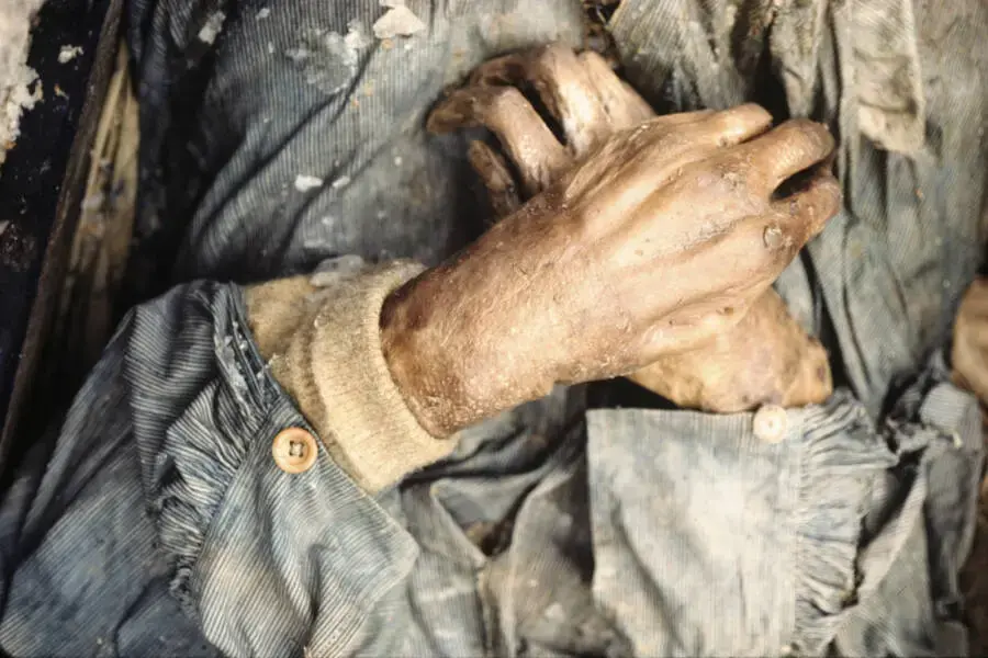 The Most Scandalously Preserved Mummy Ever Found: Unearthed at Franklin Execution Site in 1845, Revealing Chilling Secrets of the Past.