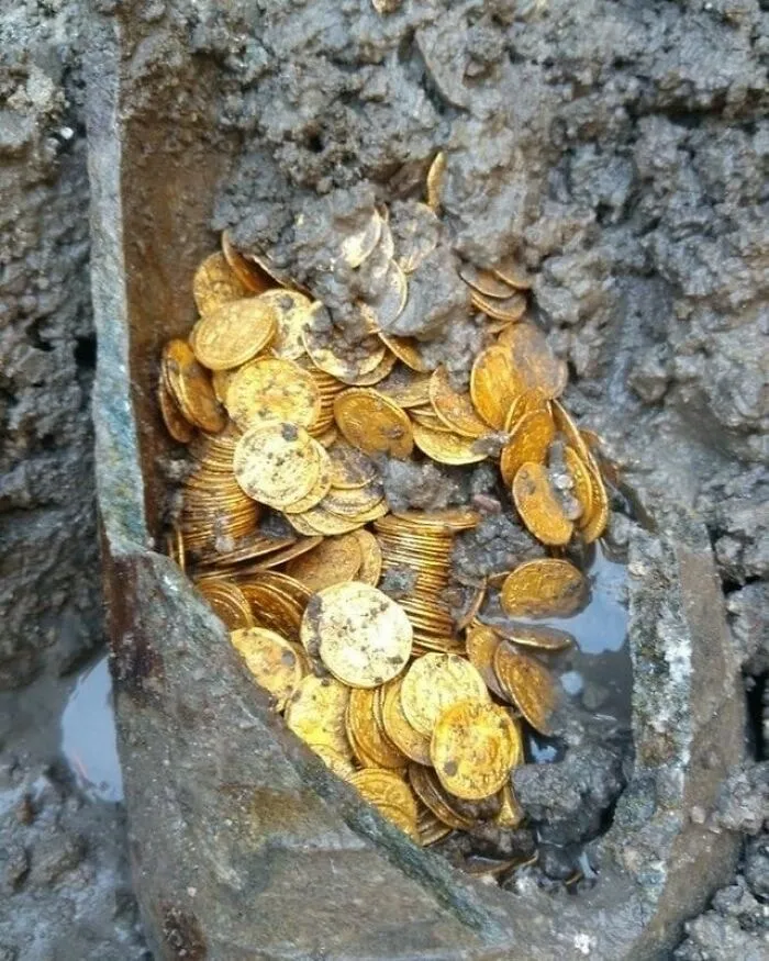 Hidden Fortune Discovered: Mysterious Roman Amphora Filled with Gold Coins Unearthed in Como, Italy.