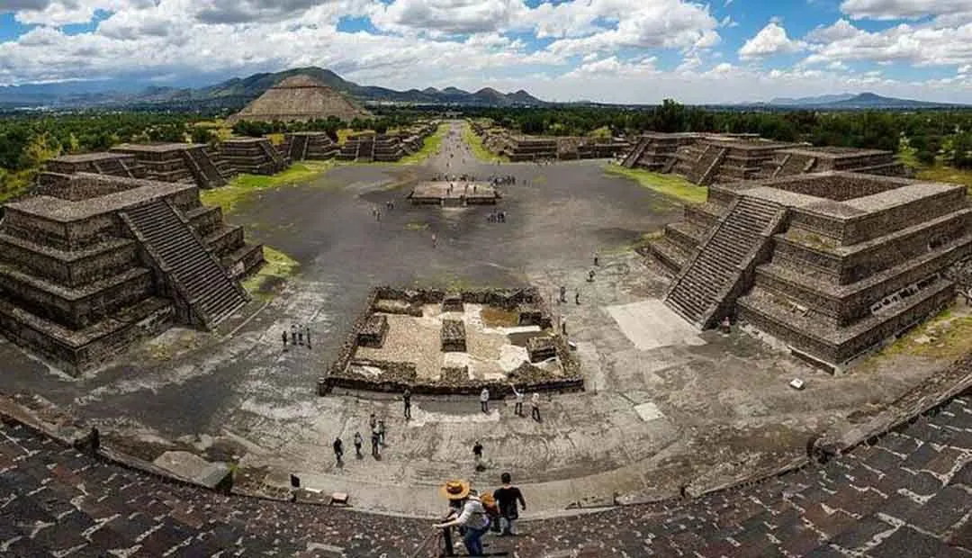 Geologists discover secret tunnel and chamber beneath Aztec pyramid, revealing secrets of the past