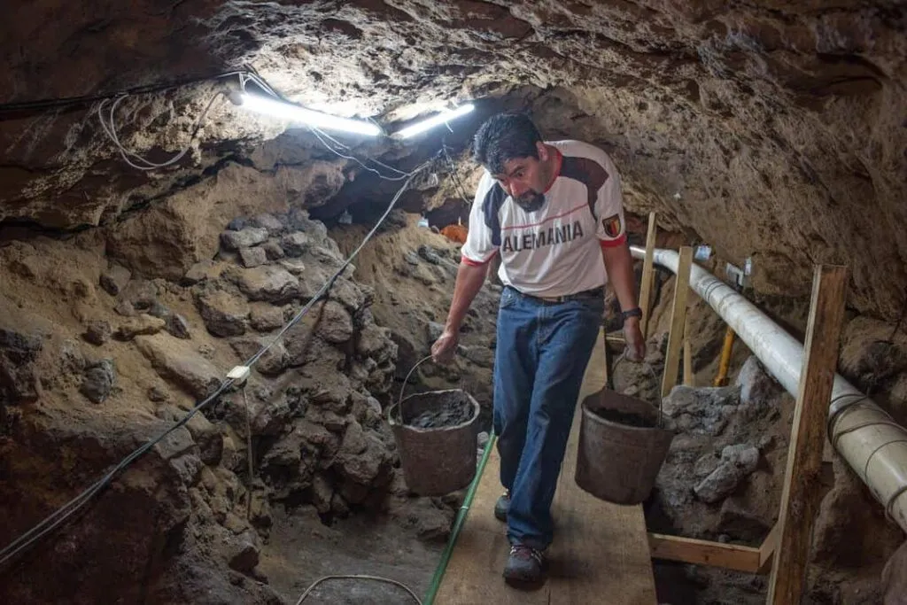 Geologists discover secret tunnel and chamber beneath Aztec pyramid, revealing secrets of the past