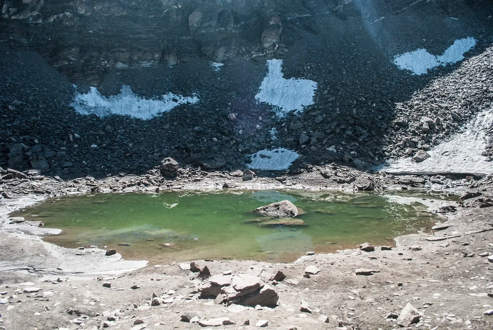 Discover the mystery of the ‘Lake of Human Skeletons’ on the roof of the world, the Himalayas