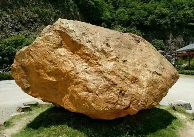 The “rock” valued at more than 2 billion USD is guarded 24 hours a day in China, an open treasure that many dream of