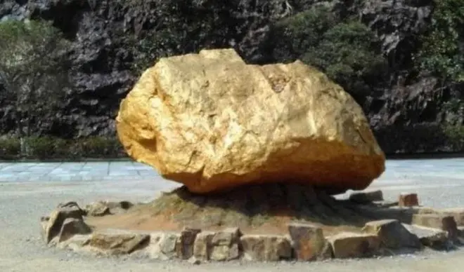 The “rock” valued at more than 2 billion USD is guarded 24 hours a day in China, an open treasure that many dream of