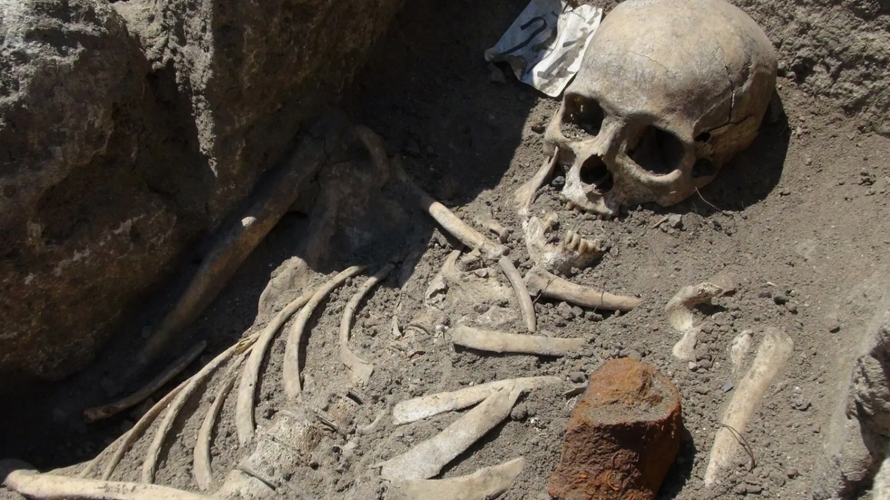 Sensational Discovery! Giant Human Skeleton 3-5 Meters High Found